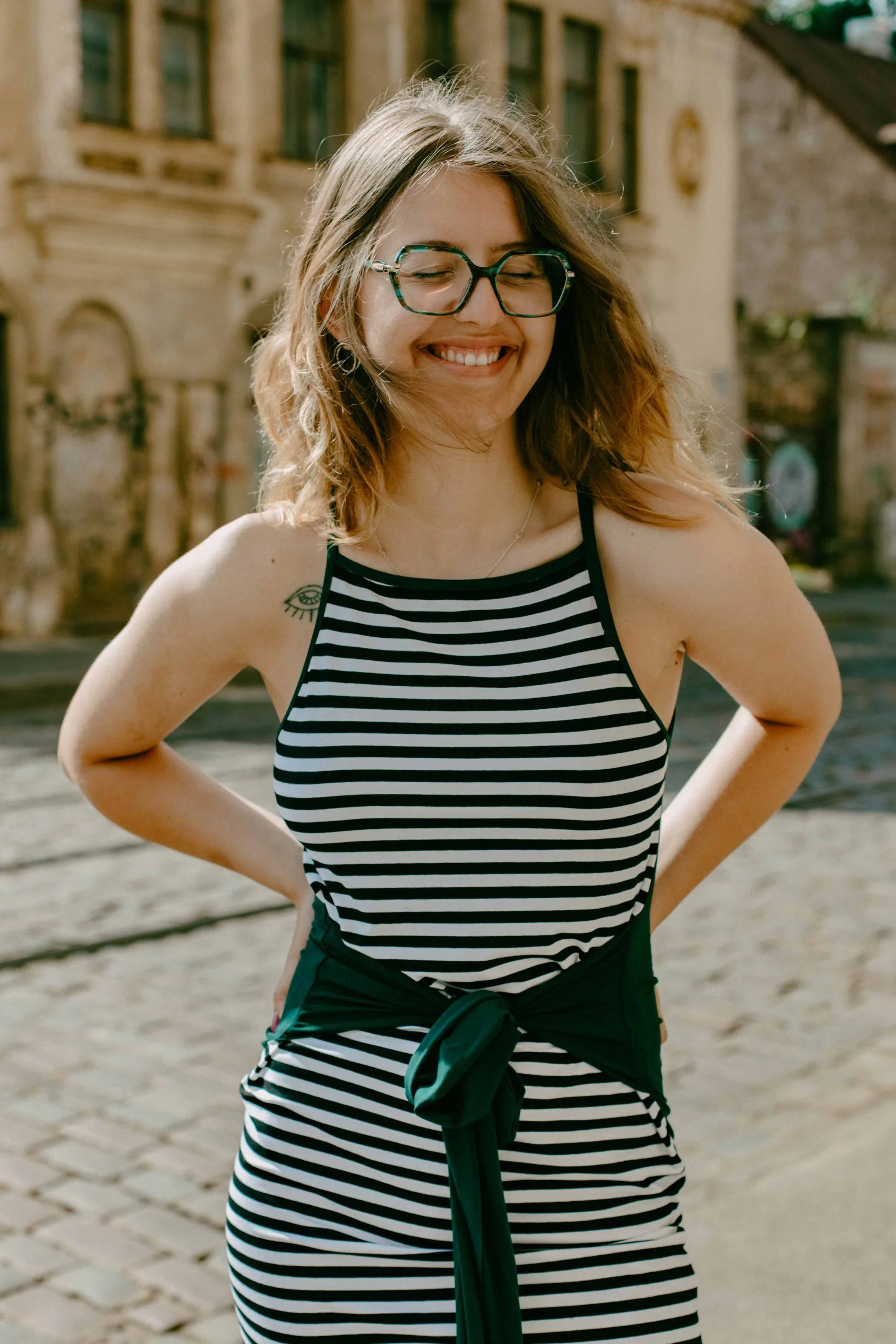 M50 Kleita Dieviete melni Svītraina / meža Zaļa M50 Kleita Dieviete melni Svītraina / meža Zaļa