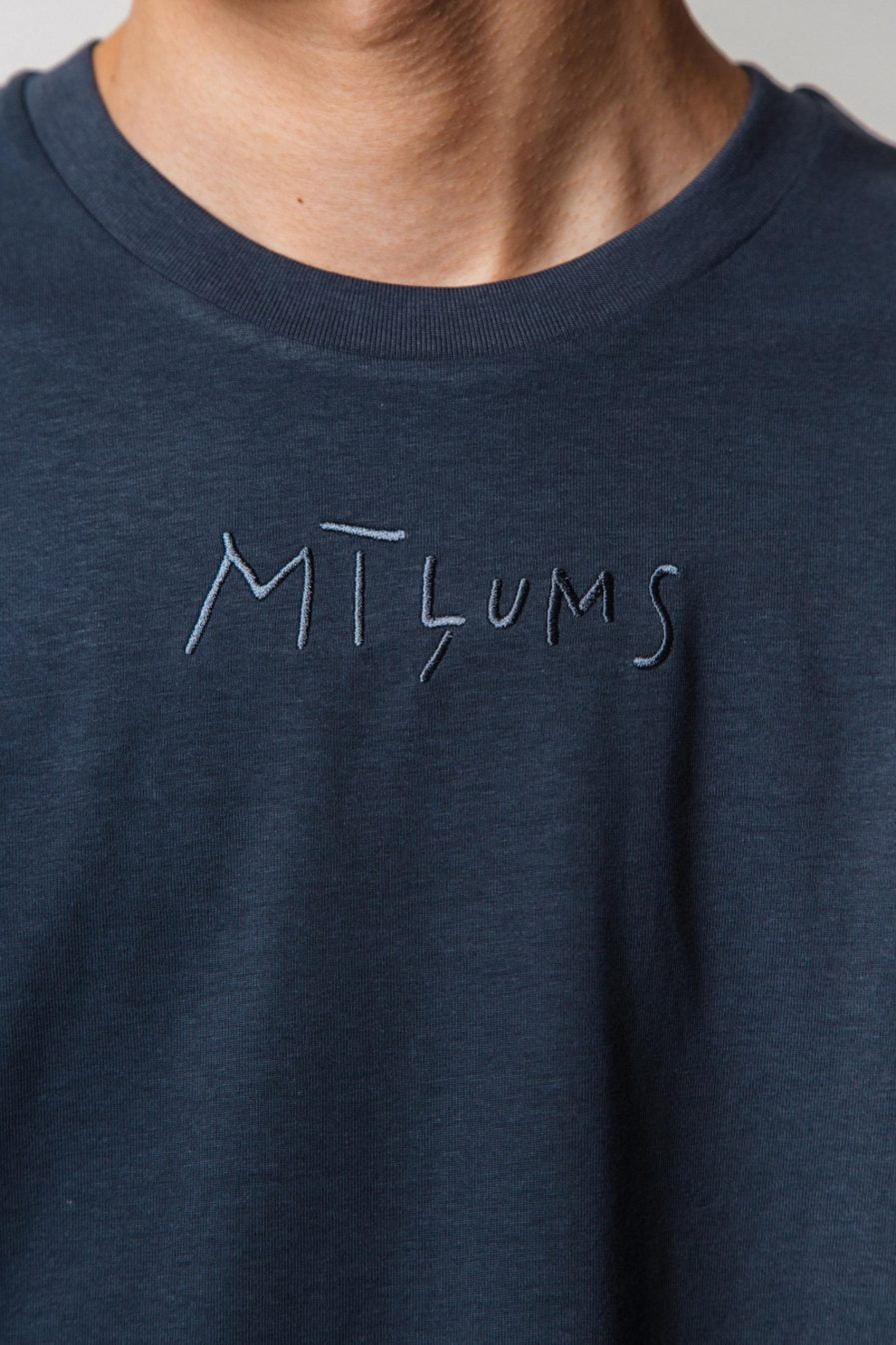 M50 Organiskas Kokvilnas Unisex T-krekls "MĪĻUMS" | INDIA INK GREY
