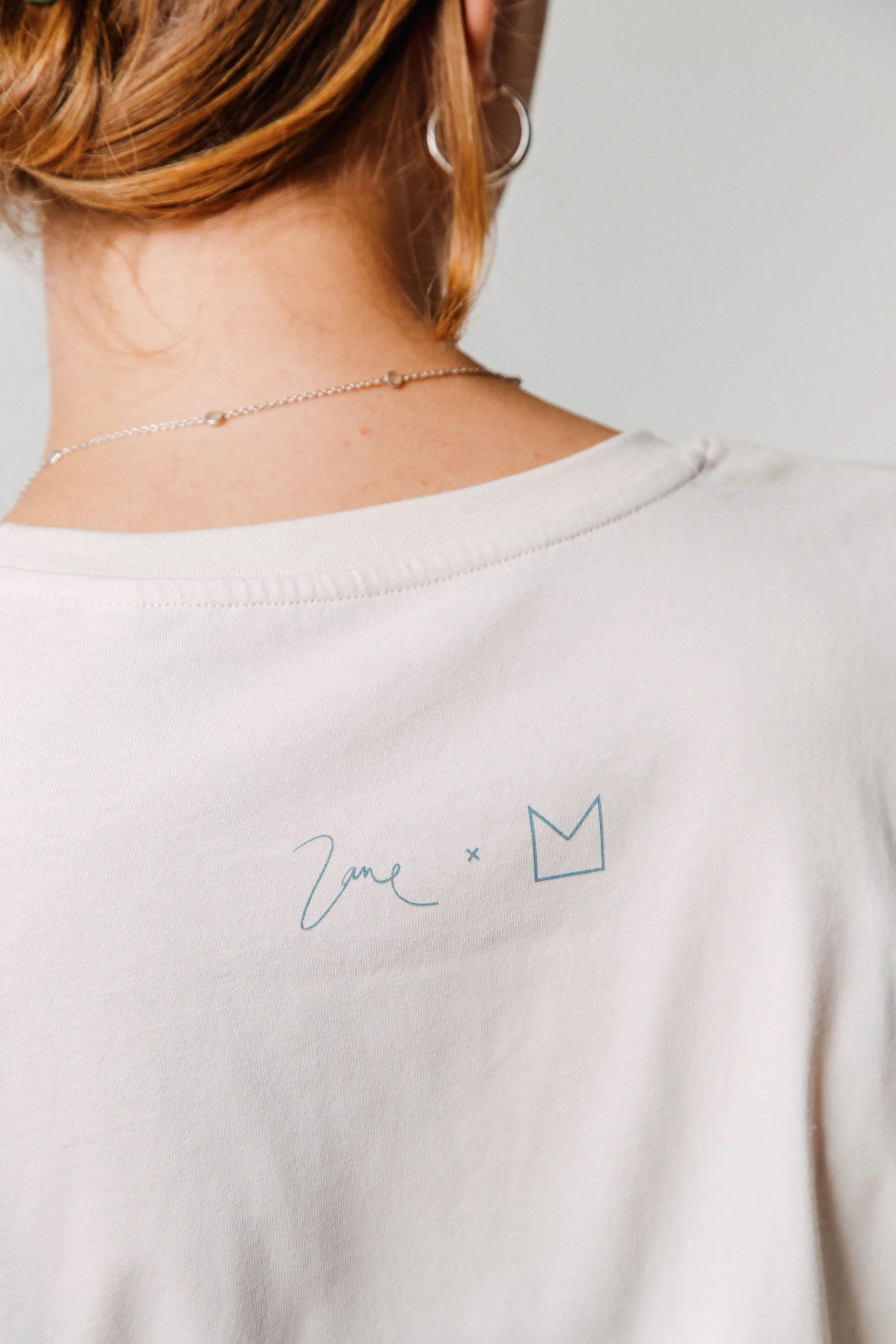 M50 x Zane Veldre Organiskas kokvilnas t-krekls GAILENES