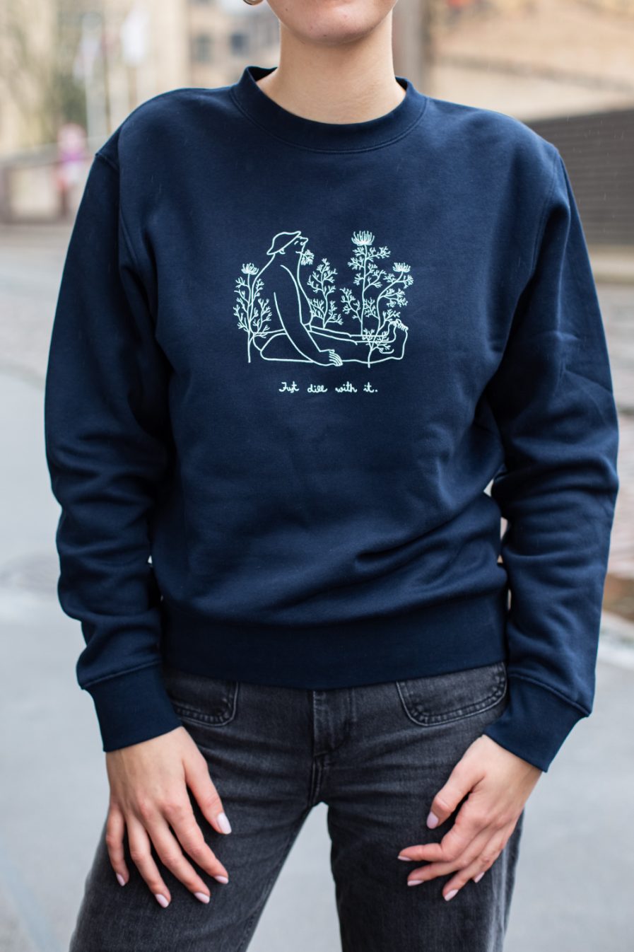 Krista Miltiņa Unisex Džemperis “Just Dill With It” | TUMŠI ZILS