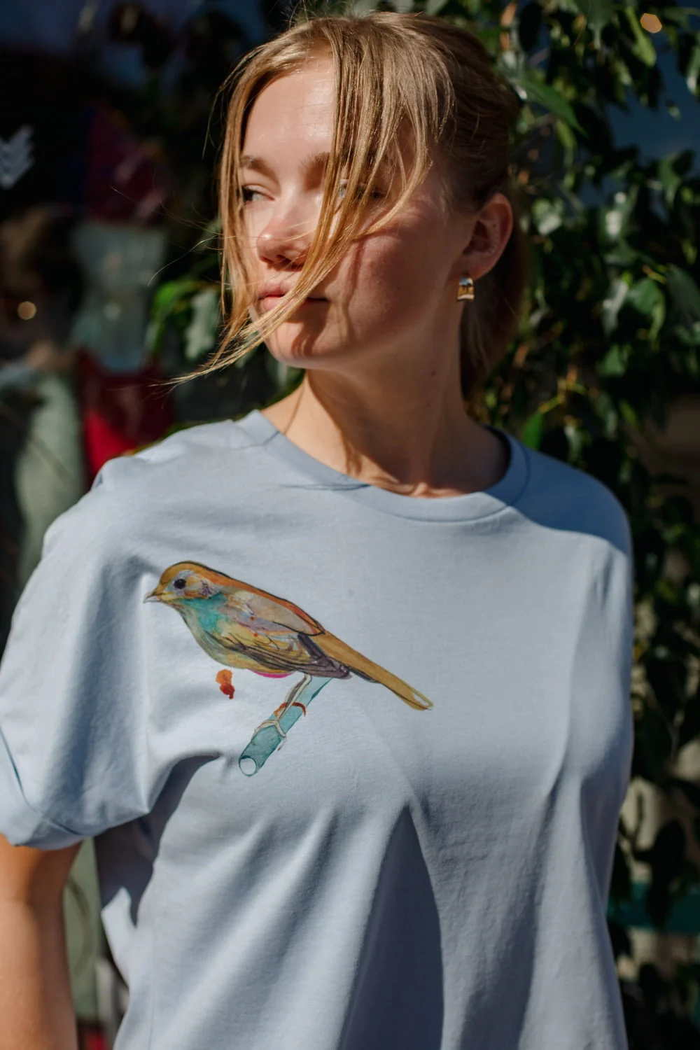 M50 x Zane Veldre Organiskas kokvilnas Sieviešu t-krekls LAKSTĪGALA