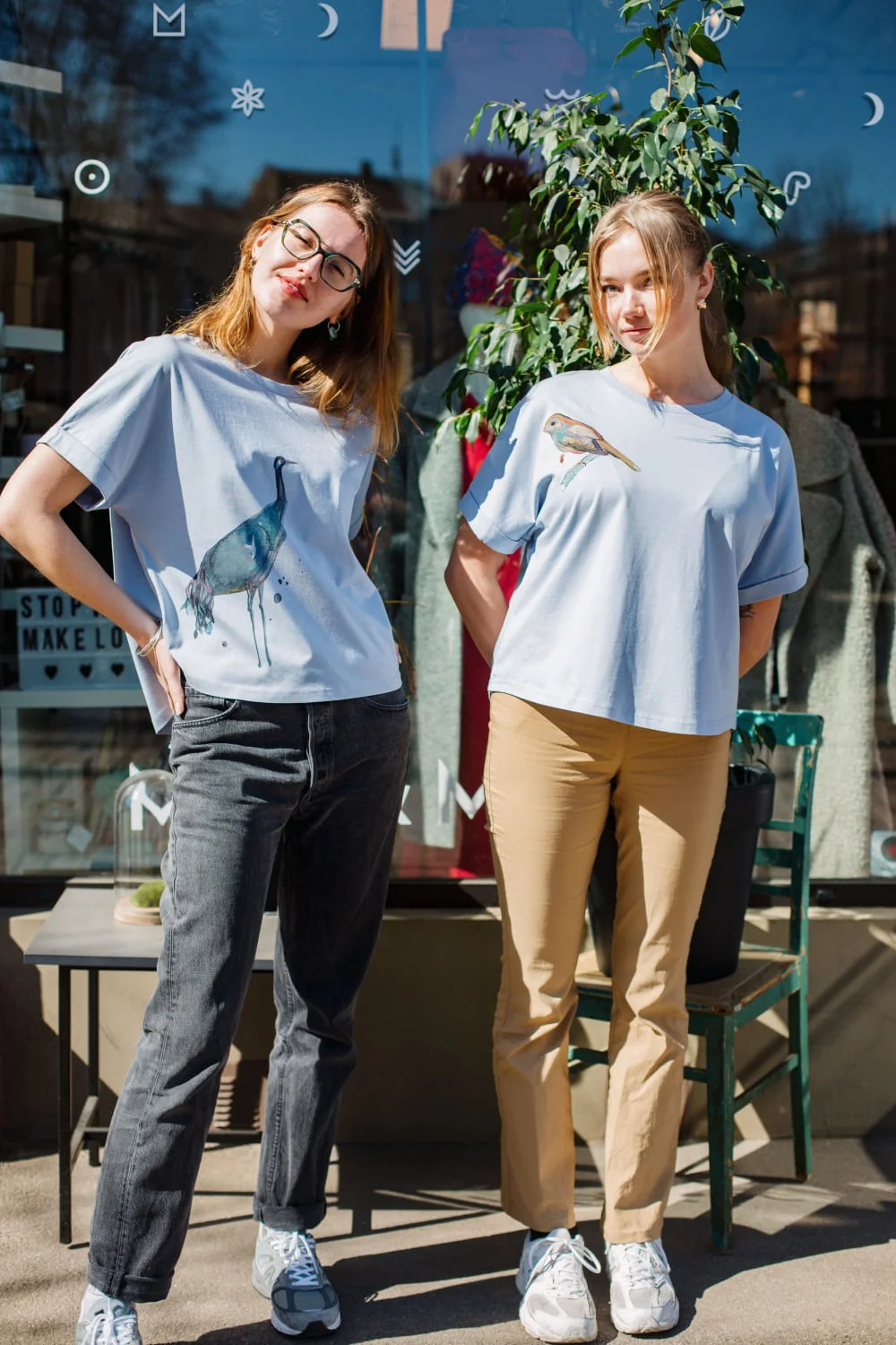 M50 x Zane Veldre Organiskas kokvilnas Sieviešu t-krekls LAKSTĪGALA