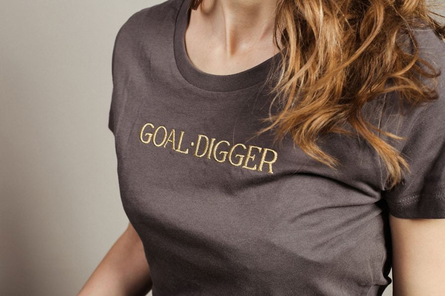 Elīna Pelčere dāmu T-krekls GOALDIGGER | Pelēks