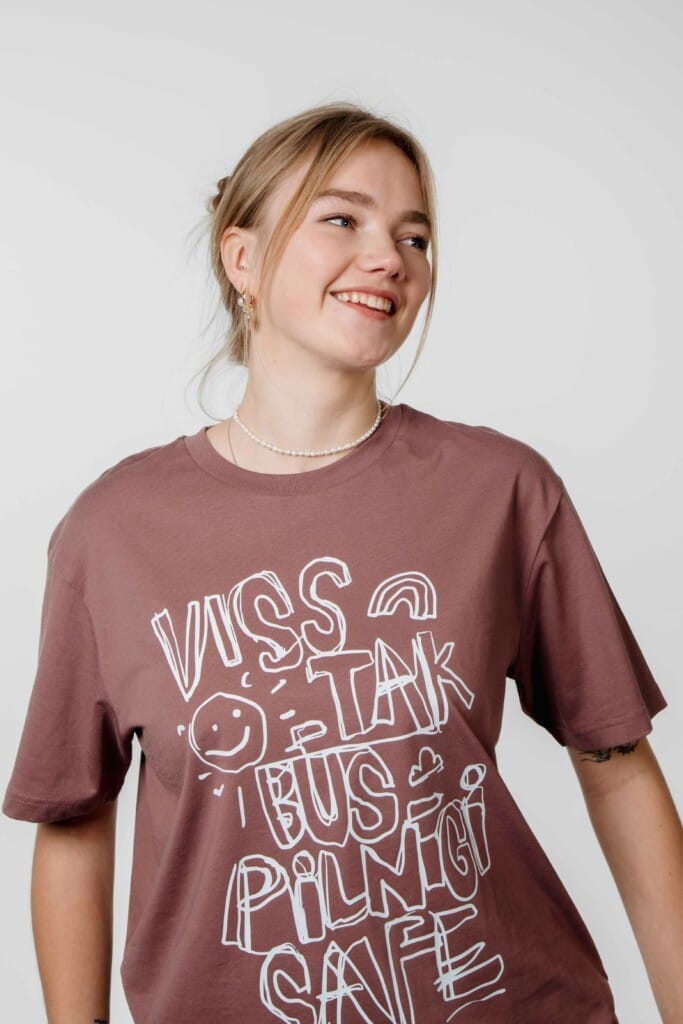 VAIRA VĪKSNE Organic cotton t-shirt VISS TAK BŪS SAFE