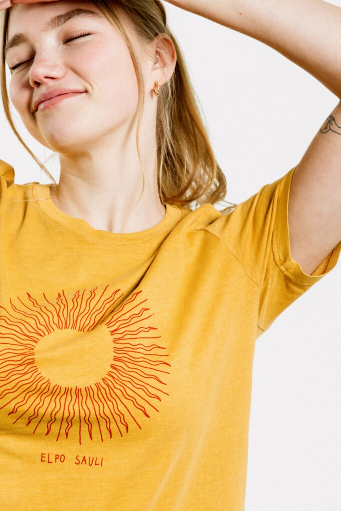 VairaViksne-t-shirt-t-krekls-unisex-yellow-dzeltens-elpo-sauli-kokvilna-1