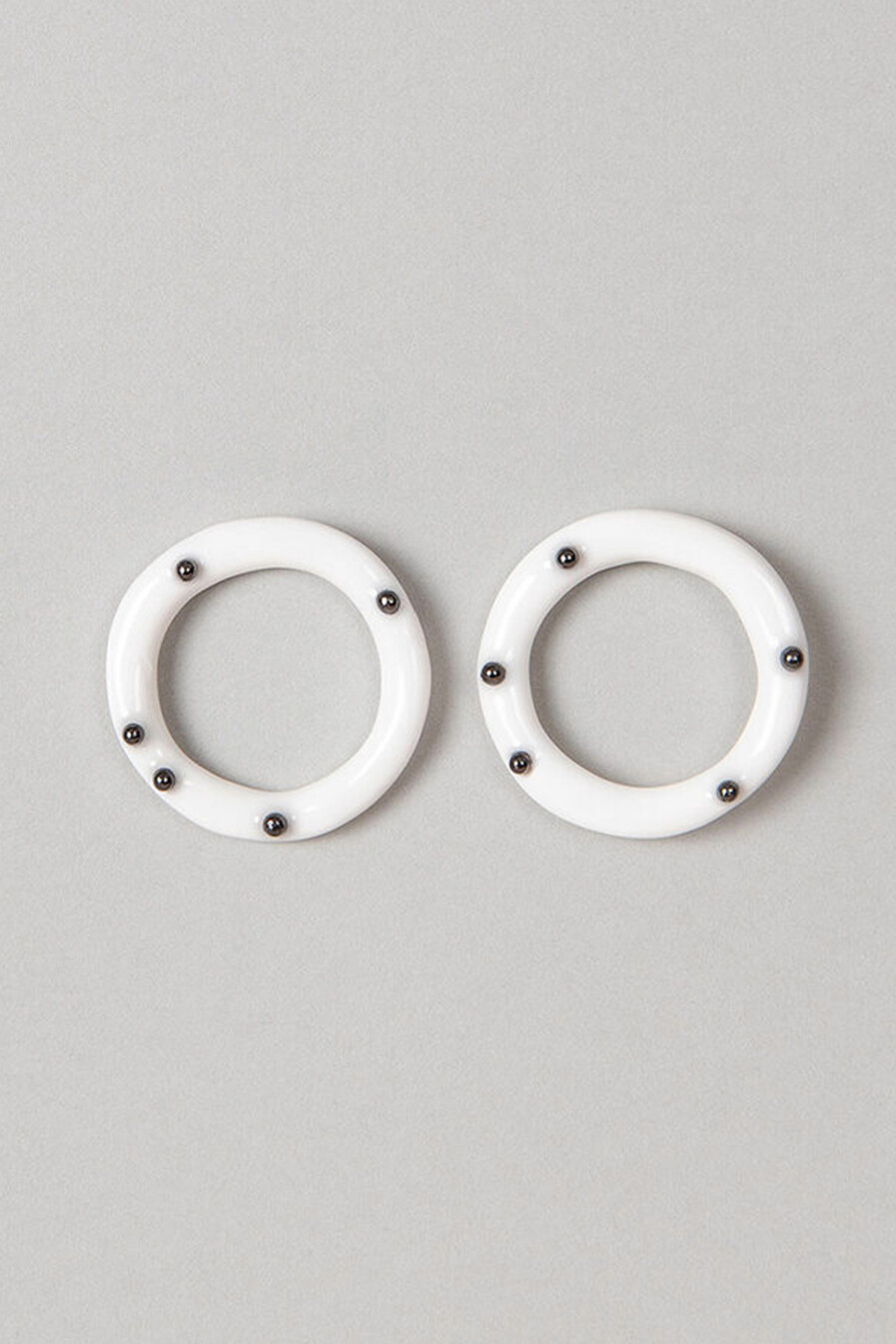 ABE Earrings white circle with black accents