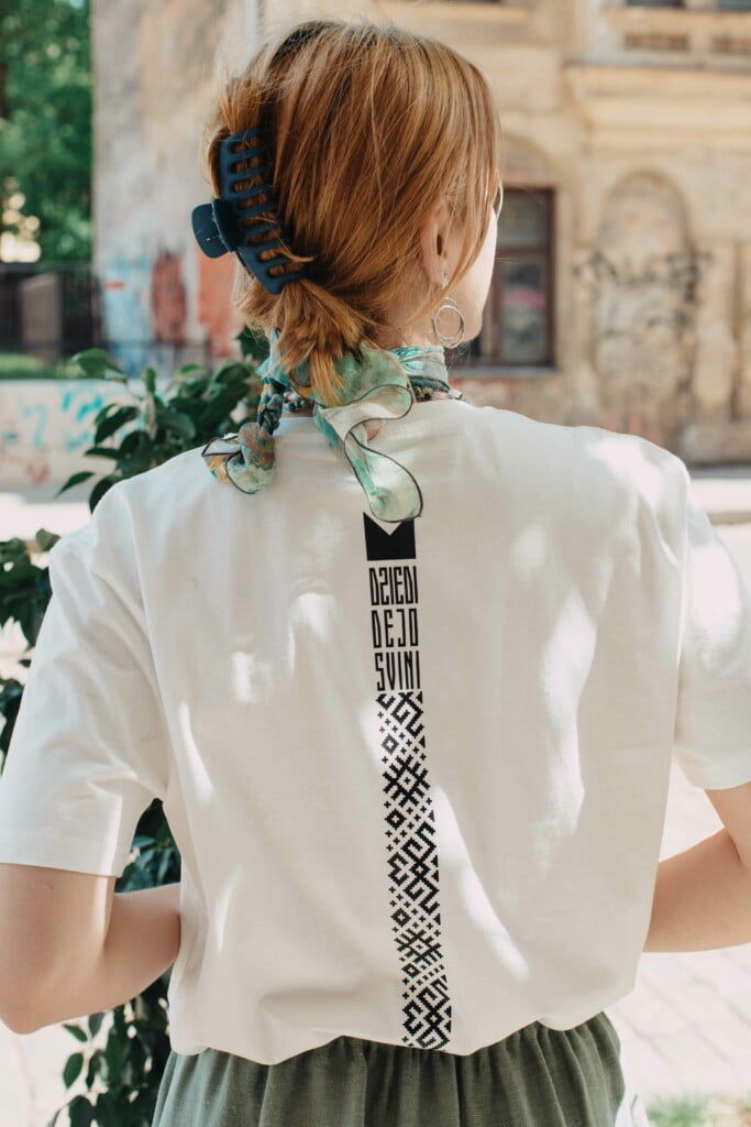 M50 Organic Cotton T-shirt | Traditional ornaments down the SPINE