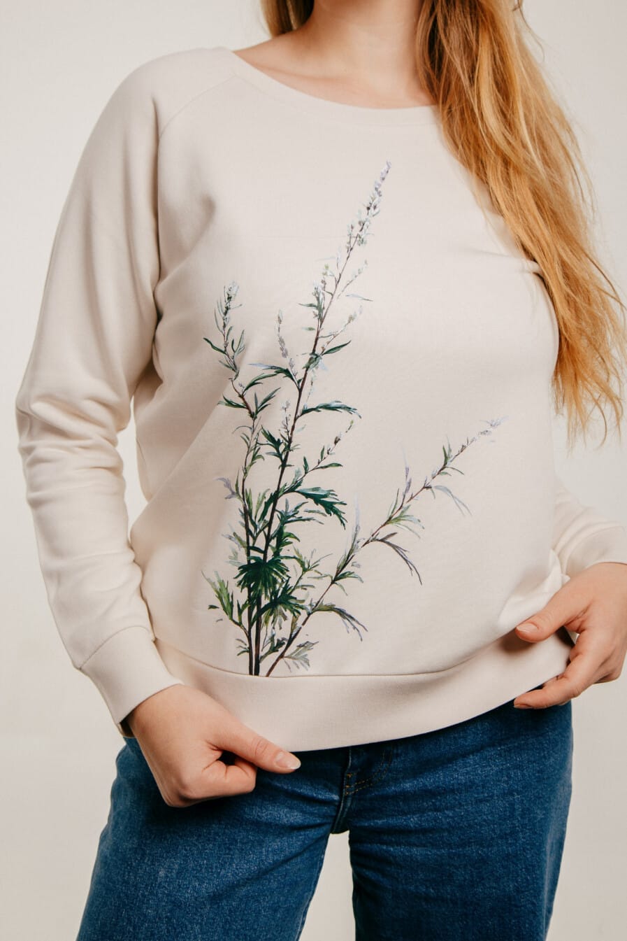 Ieva-kampe-krumholca-M50-dāmu-džemperis-organiska-kokvilna-balts-vībotne-1