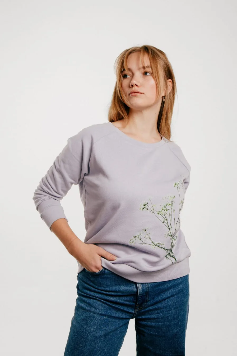 Ieva-kampe-krumholca-M50-dāmu-džemperis-organiska-kokvilna-lavanda-suņuburkšķis-1
