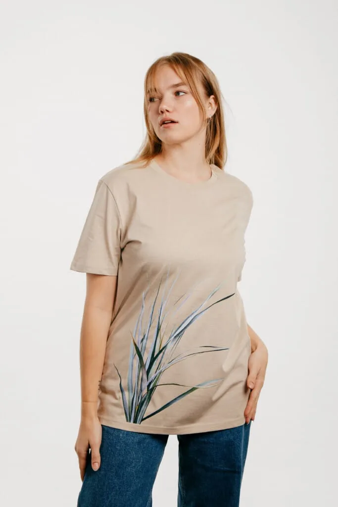 Ieva-kampe-krumholca-M50-t-krekls-organiska-kokvilna-unisex-desert-dust-kāpu-kviesis-1