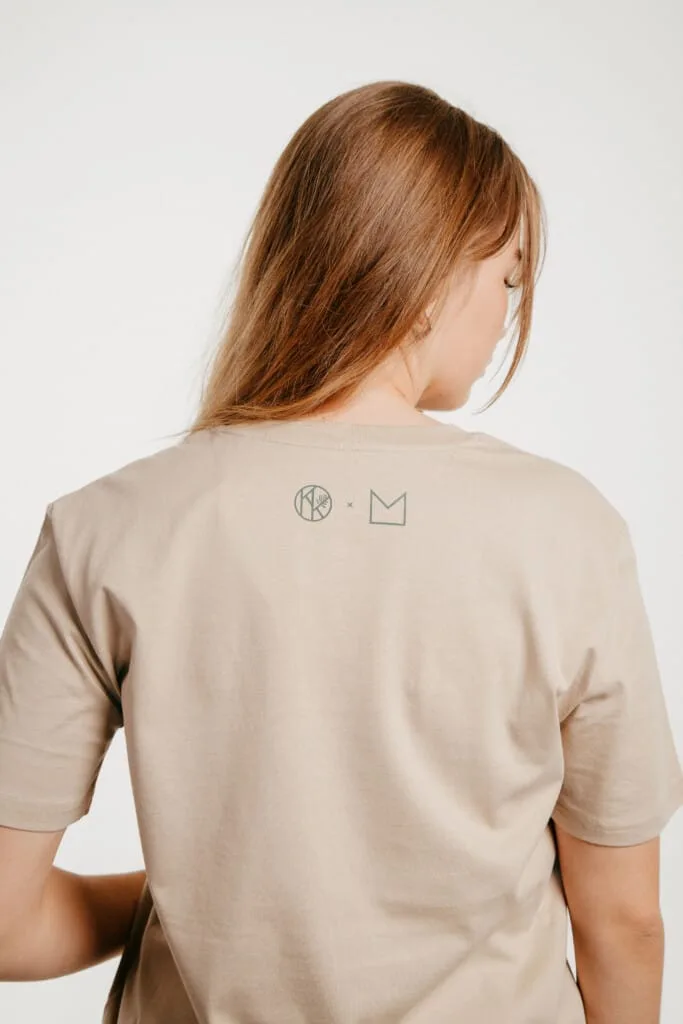 Ieva-kampe-krumholca-M50-t-krekls-organiska-kokvilna-unisex-desert-dust-kāpu-kviesis-1