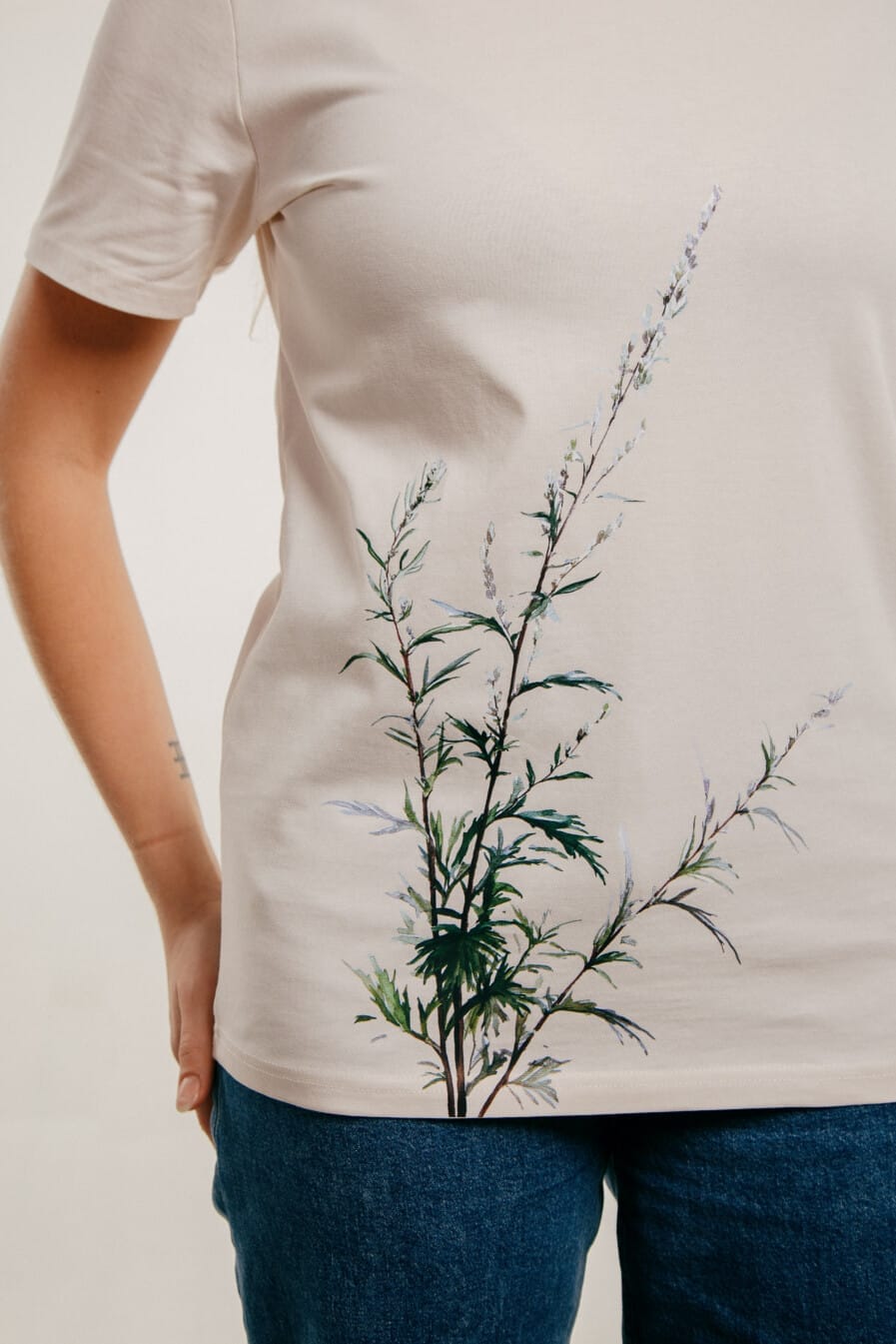Ieva-kampe-krumholca-M50-t-krekls-organiska-kokvilna-unisex-desrt-vintage-white-balts-vibotne-1