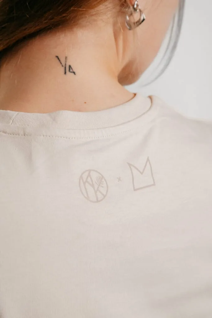 Ieva-kampe-krumholca-M50-t-krekls-organiska-kokvilna-unisex-desrt-vintage-white-balts-vibotne-1