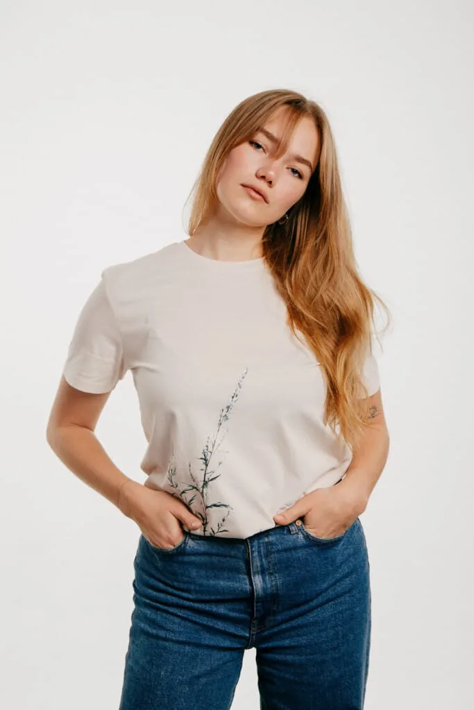 Ieva-kampe-krumholca-M50-t-krekls-organiska-kokvilna-unisex-desrt-vintage-white-balts-vibotne-1