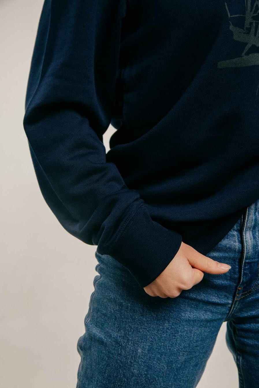 M50 Unisex Organiskas Kokvilnas Brīva Griezuma Džemperis 11. tramvajs | Tumši zils