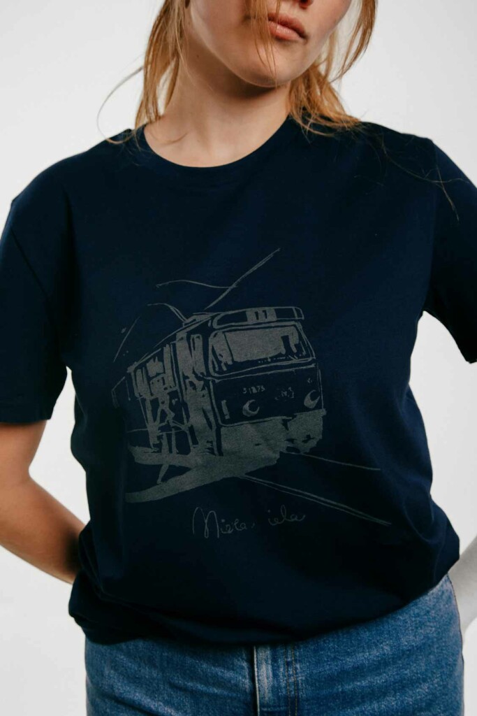 M50 Unisex Organiskas Kokvilnas T krekls 11. tramvajs | Tumši zils