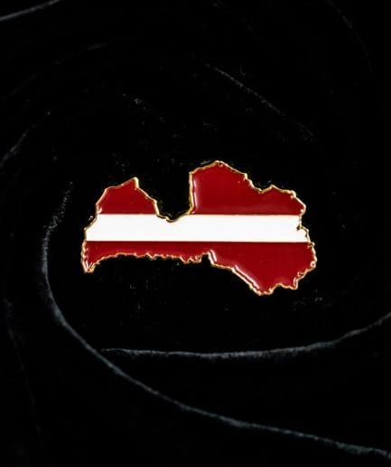 TAVI DRAUGI Piespraudīte / Magnēts "Latvija"