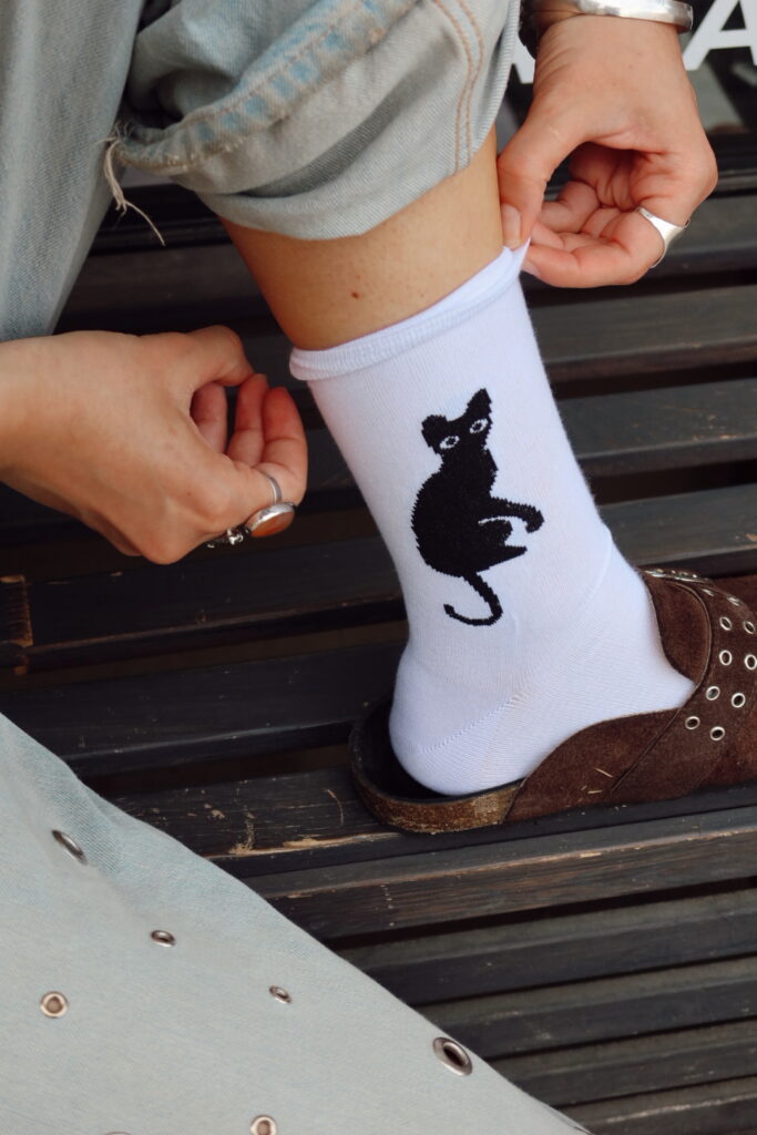 Flow-socks-white-straume-merch.jpg
