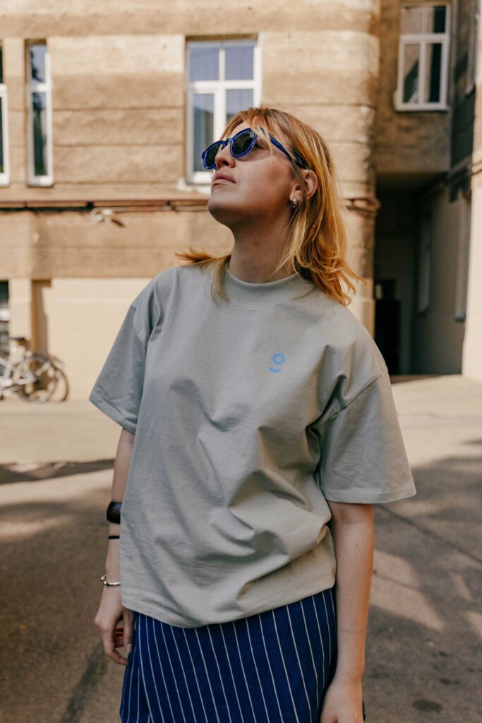 Vaira Vīksne Unisex Organiskās Kokvilnas T-krekls “Dzīvot skaisti”