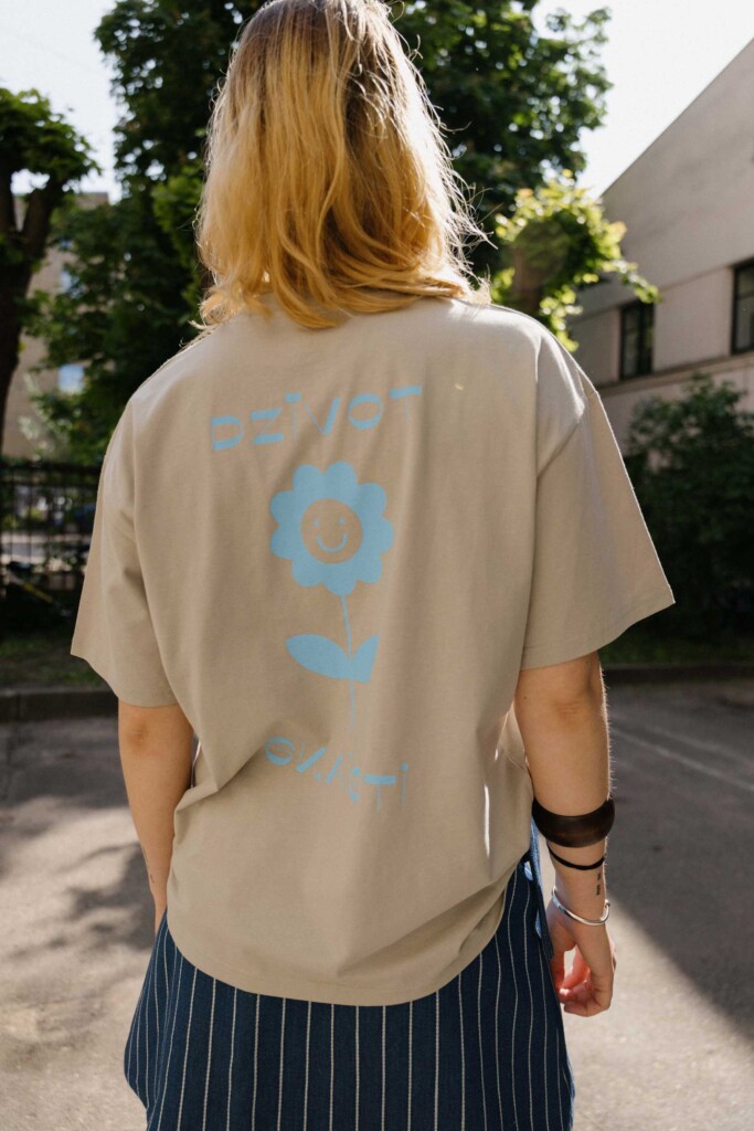 Vaira Vīksne Unisex Organiskās Kokvilnas T-krekls “Dzīvot skaisti”