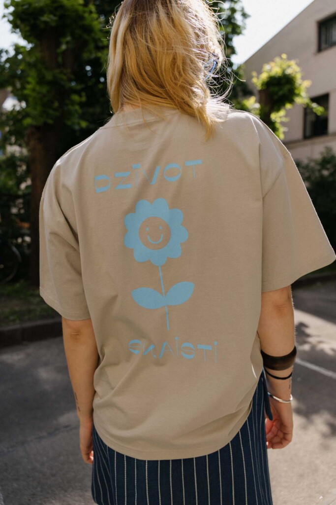 Vaira Vīksne Unisex Organiskās Kokvilnas T-krekls “Dzīvot skaisti”