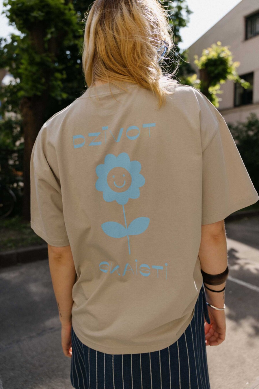 Vaira Vīksne Unisex Organiskās Kokvilnas T-krekls “Dzīvot skaisti”