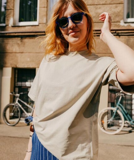 Vaira Vīksne Unisex Organiskās Kokvilnas T-krekls “Dzīvot skaisti”