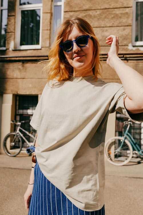 Vaira Vīksne Unisex Organiskās Kokvilnas T-krekls “Dzīvot skaisti”