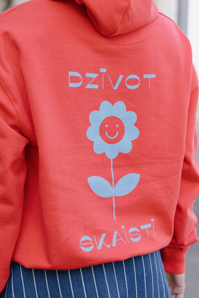 Vaira Vīksne Unisex Orgaiskas Kokvilnas Džemperis “Dzīvot skaisti”