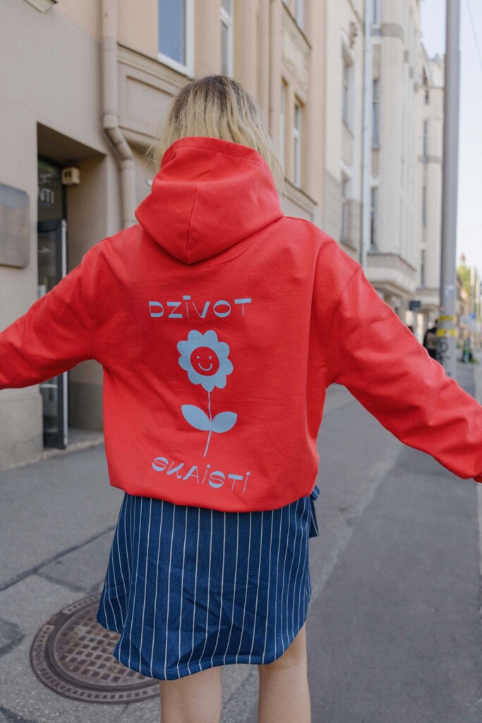 Vaira Vīksne Unisex Orgaiskas Kokvilnas Džemperis “Dzīvot skaisti”
