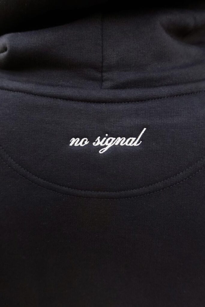 M50 Unisex Džemperis ar kapuci | no signal | Melns