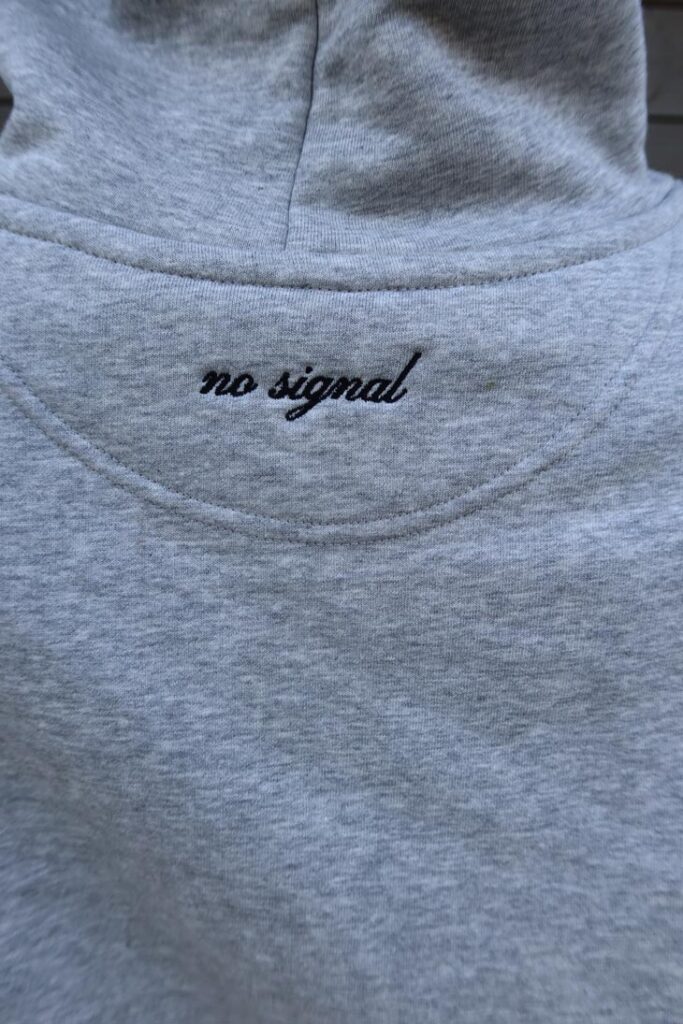 M50 Unisex Džemperis ar kapuci | no signal | Pelēks